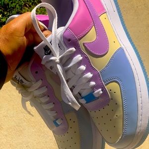 COPY - Nike shoes change color when exposed to the sun new come in their box si…